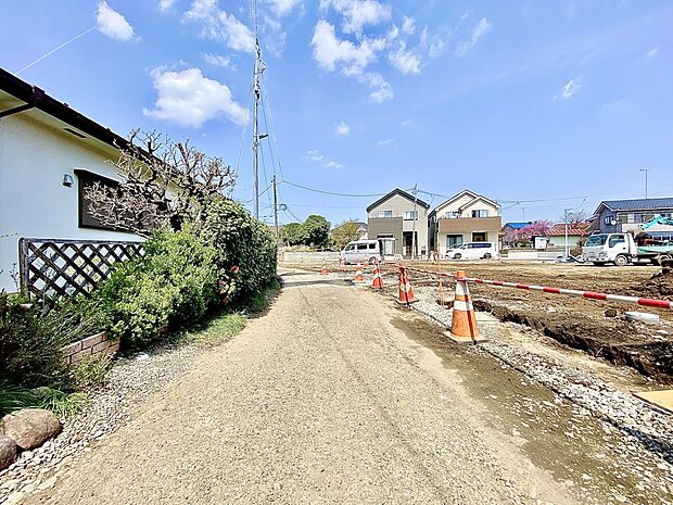 分譲地内道路は路面温度の低滅や透水性に優れたインターロッキングを採用。