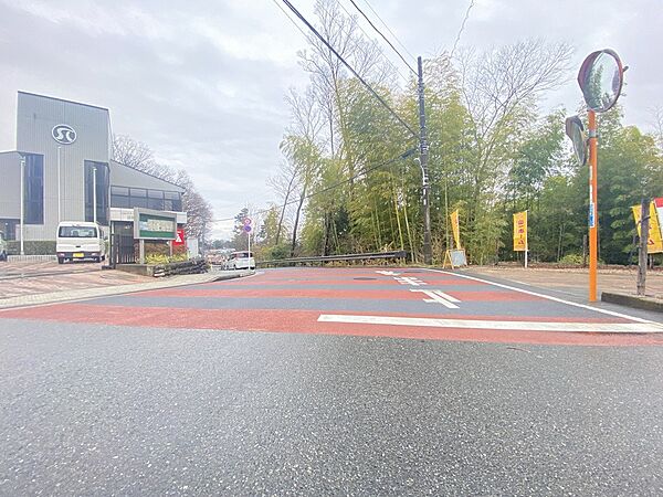 徒歩圏内に生活施設が揃う便利な立地。また、前面道路は交通量が少なく車の出し入れもラクラクです。