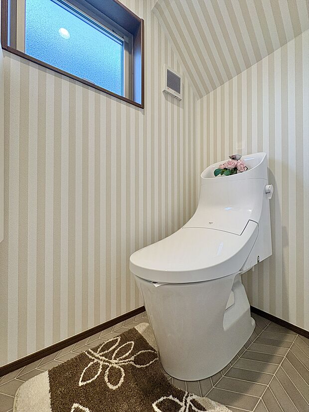 忙しい朝の時間帯に嬉しい1F・2Fトイレ設置。フチレス形状でお掃除ラクラクです。