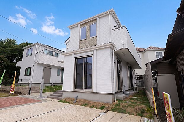 閑静で緑豊かな住宅地に38坪以上の広々とした敷地の邸宅です。