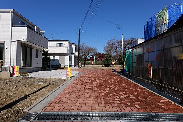 分譲地内道路は路面温度の低滅や透水性に優れたインターロッキングを採用。