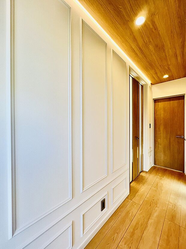 お客様を迎える玄関には、明るく華やかなモールディングを設け、お家の第一印象をぐっとアップ。