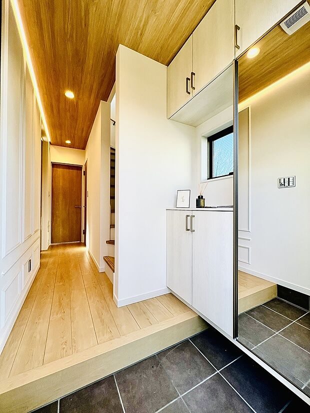 大きな靴箱には棚があり、外出前の必携品を置いたりお花を飾ったり、お家の第一印象を個性的に彩ります。