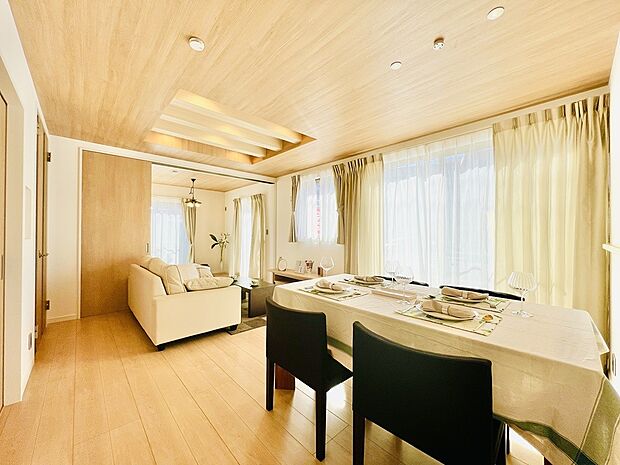 段差のないフラットフロアだから、リビングとなりの居室を開放するとさらに広がる空間になります。