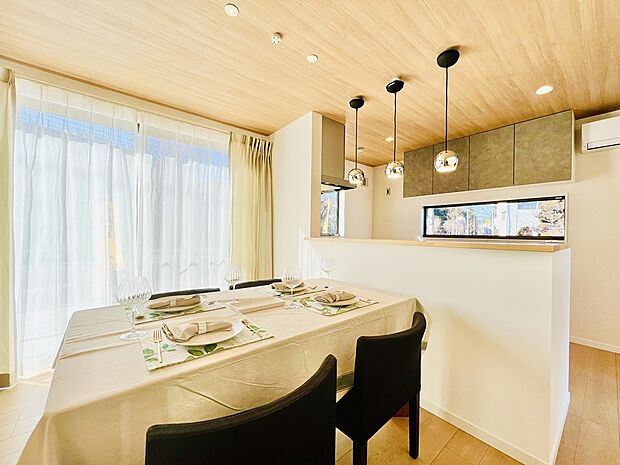 背後には備え付けの収納がありますので、限られたキッチンの空間をより有効に使うことが出来ますよ。