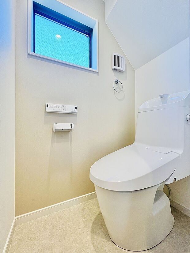 忙しい朝の時間帯に嬉しい1F・2Fトイレ設置。フチレス形状でお掃除ラクラク。