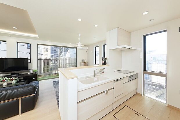 (キッチンイメージ)直火を使わないIHヒーター。毎日の家事を楽にする食洗乾燥機はエコ&衛生的です。※