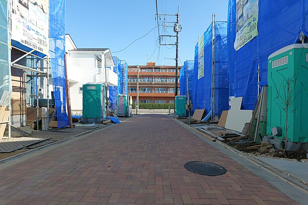 玄関前のちょっとした道路は他の車が通り抜けるような道ではないので車の切り返しを落ち着いて行えますね。