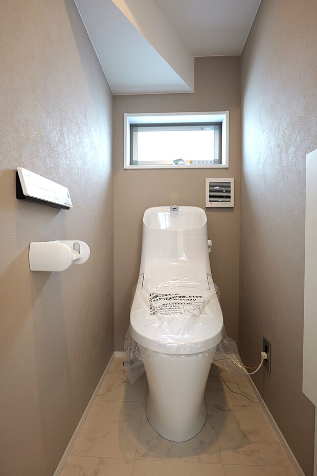 忙しい朝の時間帯に嬉しい1F・2Fトイレ設置。フチレス形状でお掃除ラクラクです。