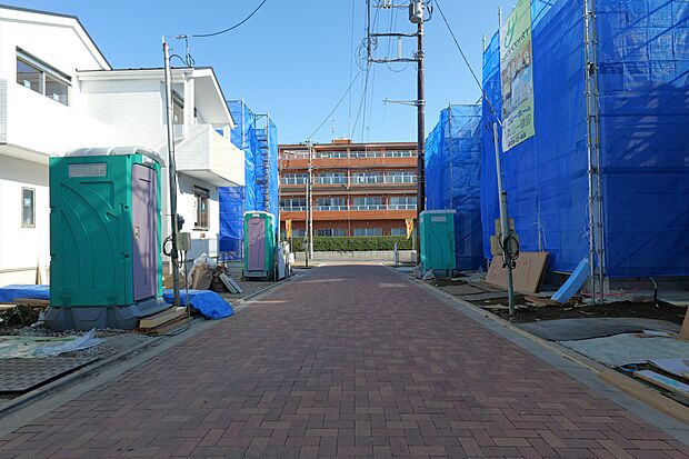 玄関前のちょっとした道路は他の車が通り抜けるような道ではないので車の切り返しを落ち着いて行えますね。