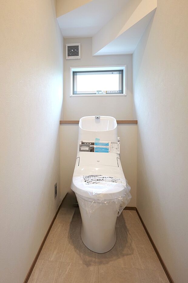 忙しい朝の時間帯に嬉しい1F・2Fトイレ設置。フチレス形状でお掃除ラクラクです。※