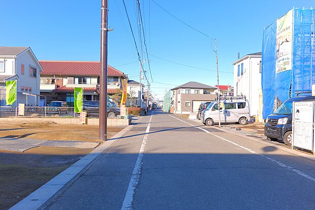 前面道路は幅6mなので、運転が苦手な方でも心配ありませんね。