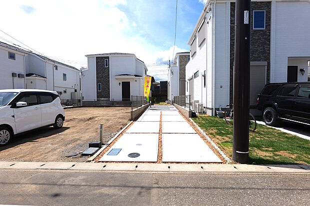 前面道路は幅6mなので、運転が苦手な方でも心配ありませんね。
