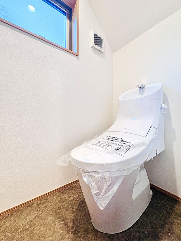 忙しい朝の時間帯に嬉しい1F・2Fトイレ設置。フチレス形状でお掃除ラクラクです。※