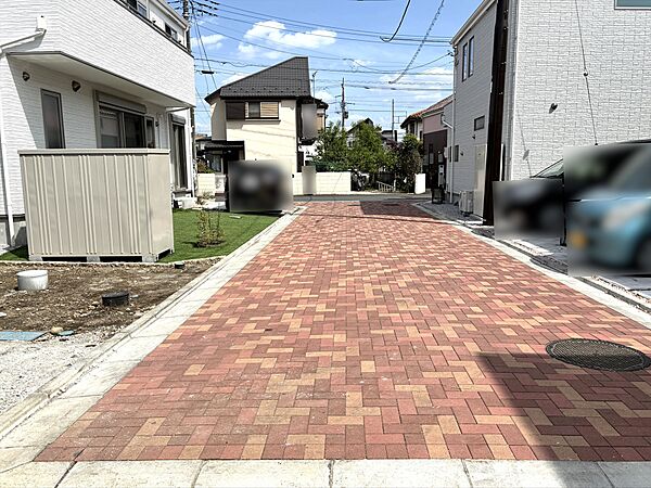 分譲地内道路は路面温度の低滅や透水性に優れたインターロッキングを採用。