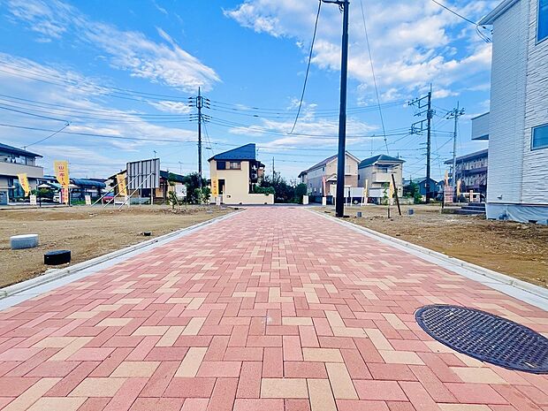 分譲地内道路は路面温度の低滅や透水性に優れたインターロッキングを採用。