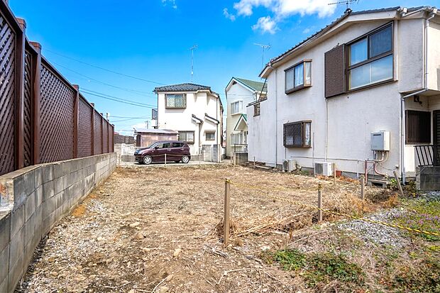 便利で穏やかな暮らしを満喫できる好立地に、全17区画の統一された美しい街並み。