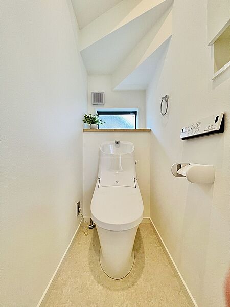 (トイレイメージ)忙しい朝の時間帯に嬉しい1F・2Fトイレ設置。フチレス形状でお掃除ラクラクです。※