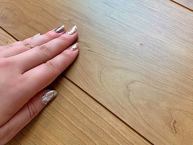 (フローリング)フィルムの特殊加工ですりキズや汚れ、日焼けやひび割れに強く、ワックスがけも必要なし。