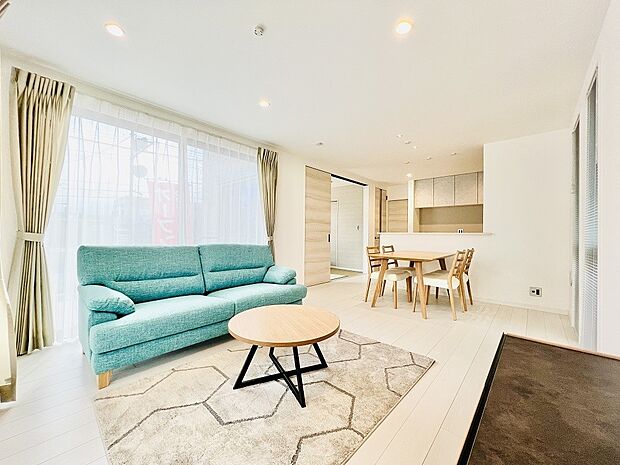 （リビングイメージ）南向きのワイドサッシから差し込む暖かな陽光が家族団らんのときを優しく彩ります。※