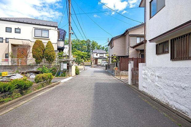 前面道路は交通量が少なく車の出し入れもラクラクです。