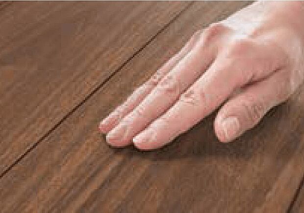 (フローリング)フィルムの特殊加工ですりキズや汚れ、日焼けやひび割れに強く、ワックスがけも必要なし。