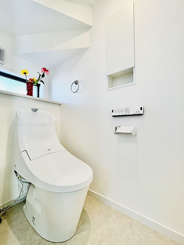 (トイレイメージ)忙しい朝の時間帯に嬉しい1F・2Fトイレ設置。フチレス形状でお掃除ラクラクです。※