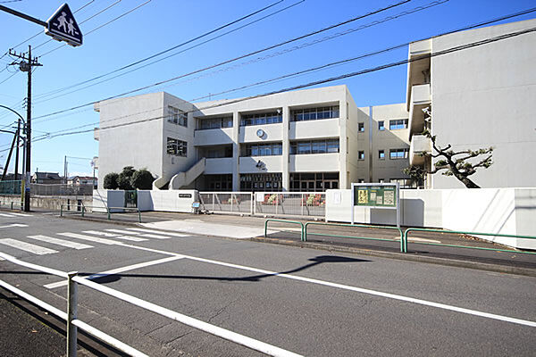 青梅市立新町中学校　徒歩5分・互いを尊重し、高め合い、誇りと思える学校を目指しています。