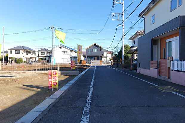 便利で穏やかな暮らしを満喫できる好立地に、全6区画の統一された美しい街並み。