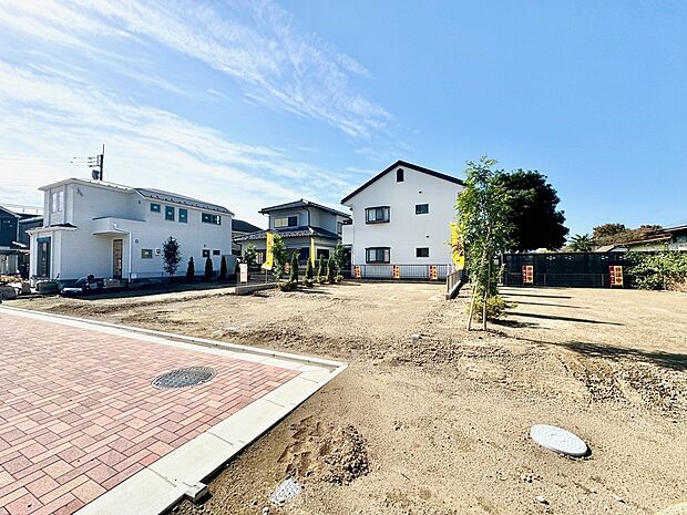 一戸建てが多く、静かで落ち着いた雰囲気を満喫できるエリアです。