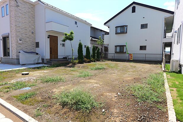 一戸建てが多く、静かで落ち着いた雰囲気を満喫できるエリアです。