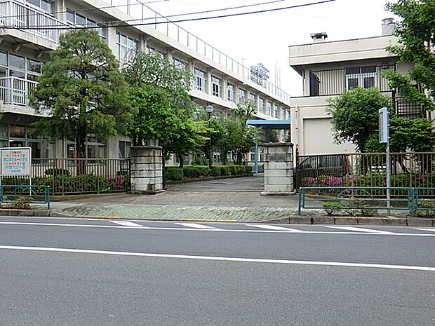 市立福生第六小学校 徒歩4分・自然と触れ合い、勉学と遊びにのびのびと取り組めます。