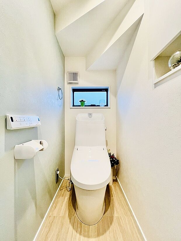(トイレイメージ)忙しい朝の時間帯に嬉しい1F・2Fトイレ設置。フチレス形状でお掃除ラクラクです。※