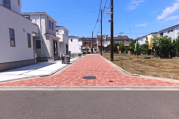 分譲地内道路は路面温度の低滅や透水性に優れたインターロッキングを採用。