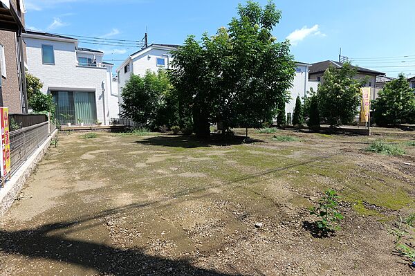 一戸建てが多く、静かで落ち着いた雰囲気を満喫できるエリアです。