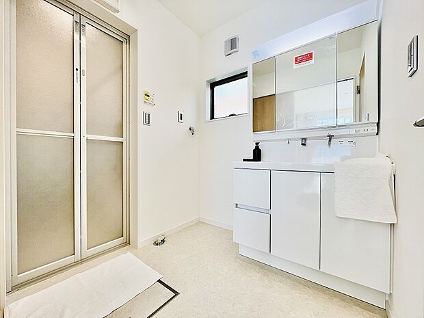 (洗面台イメージ)幅90cmゆったりサイズに加え、エコハンドル・キレイアップ水栓で省エネ・経済的。※