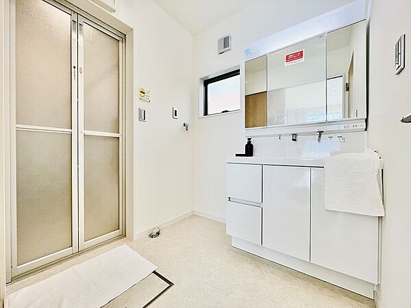 （洗面台イメージ）幅90ｃｍゆったりサイズに加え、エコハンドル・キレイアップ水栓で省エネ・経済的。※