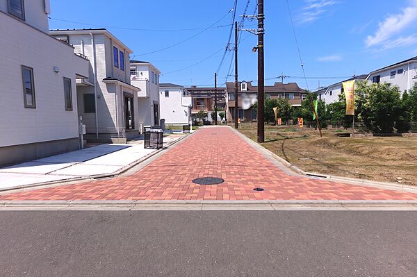 分譲地内道路は路面温度の低滅や透水性に優れたインターロッキングを採用。