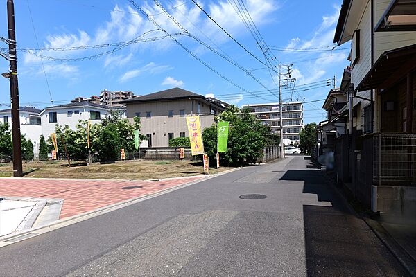 一戸建てが多く、静かで落ち着いた雰囲気を満喫できるエリアです。