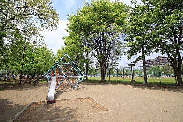 加美平公園　徒歩4分・お子様と手をつないで歩くのにぴったりの距離です。