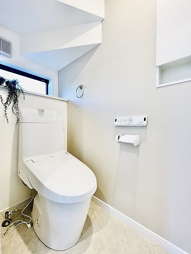 (トイレイメージ)忙しい朝の時間帯に嬉しい1F・2Fトイレ設置。フチレス形状でお掃除ラクラクです。※