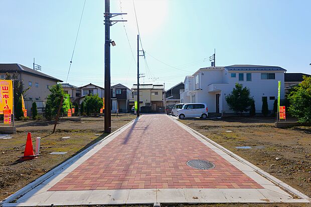 分譲地内道路は路面温度の低滅や透水性に優れたインターロッキングを採用。
