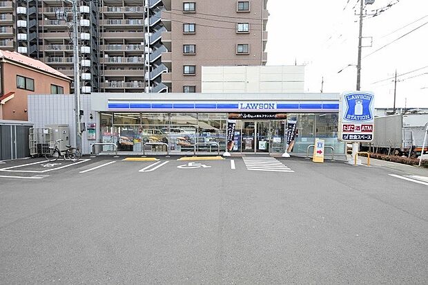 ローソン福生武蔵野台一丁目店 徒歩3分・24時間営業が頼もしく、ATMや宅配便の利用が可能です。