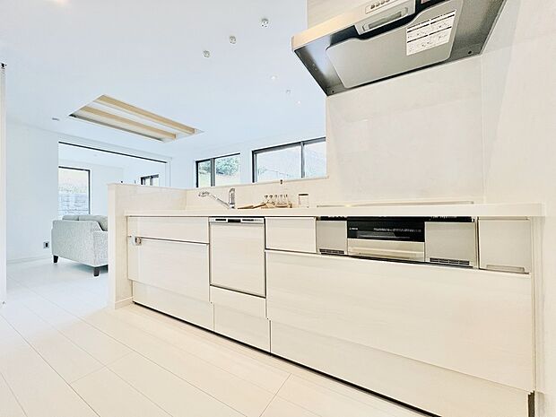 （キッチンイメージ）直火を使わないＩＨヒーター。毎日の家事を楽にする食洗乾燥機はエコ＆衛生的です。※