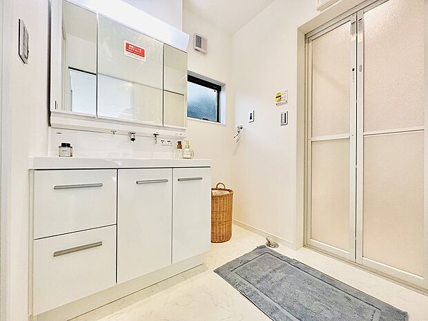 (洗面台イメージ)幅90cmゆったりサイズに加え、エコハンドル・キレイアップ水栓で省エネ・経済的。※