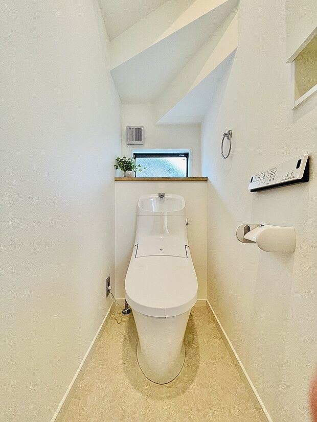 (トイレイメージ)忙しい朝の時間帯に嬉しい1F・2Fトイレ設置。フチレス形状でお掃除ラクラクです。※