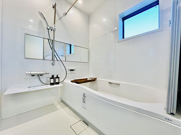 (浴室イメージ)パネル全面張りで高級感のある浴室でお湯の温度が5時間で2度しか下がらない保温浴槽。※