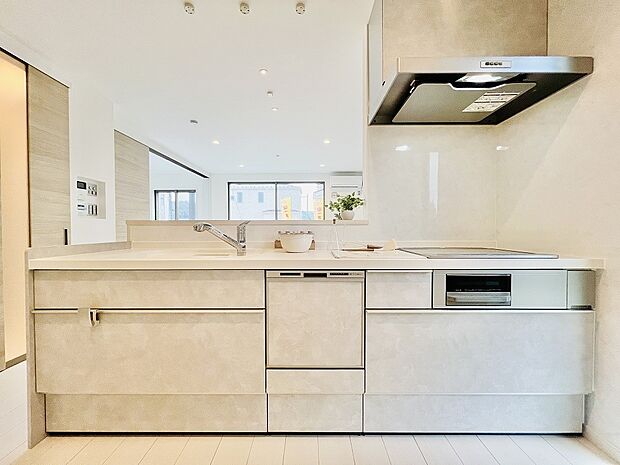 (キッチンイメージ)直火を使わないIHヒーター。毎日の家事を楽にする食洗乾燥機はエコ&衛生的です。※