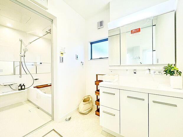 (洗面台イメージ)幅90cmゆったりサイズに加え、エコハンドル・キレイアップ水栓で省エネ・経済的。※