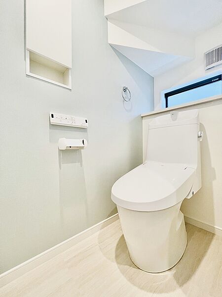 (トイレイメージ)忙しい朝の時間帯に嬉しい1F・2Fトイレ設置。フチレス形状でお掃除ラクラクです。※